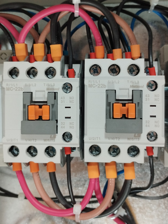 محافظ برق سه فاز